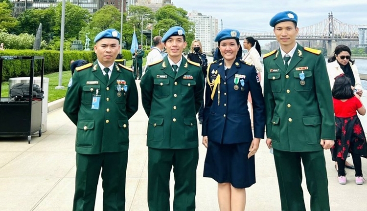 Three Vietnamese military officers awarded UNHQ medal